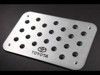Защитная универсальная алюминиевая накладка с противоскользящим покрытием на водительский коврик с логотипом Toyota