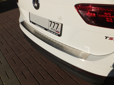 Volkswagen Tiguan (17–) Накладка на задний бампер, нерж.