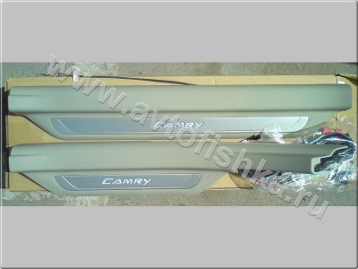 Toyota Camry V40 (06-) накладки порогов дверных проемов, пластиковые со вставкой из нержавеющей стали с подсветкой "Camry", бежевые, комплект 4 шт.